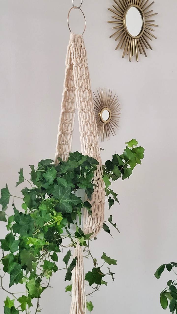 Klassisk macramé ampel i ivory för tidlös inredning