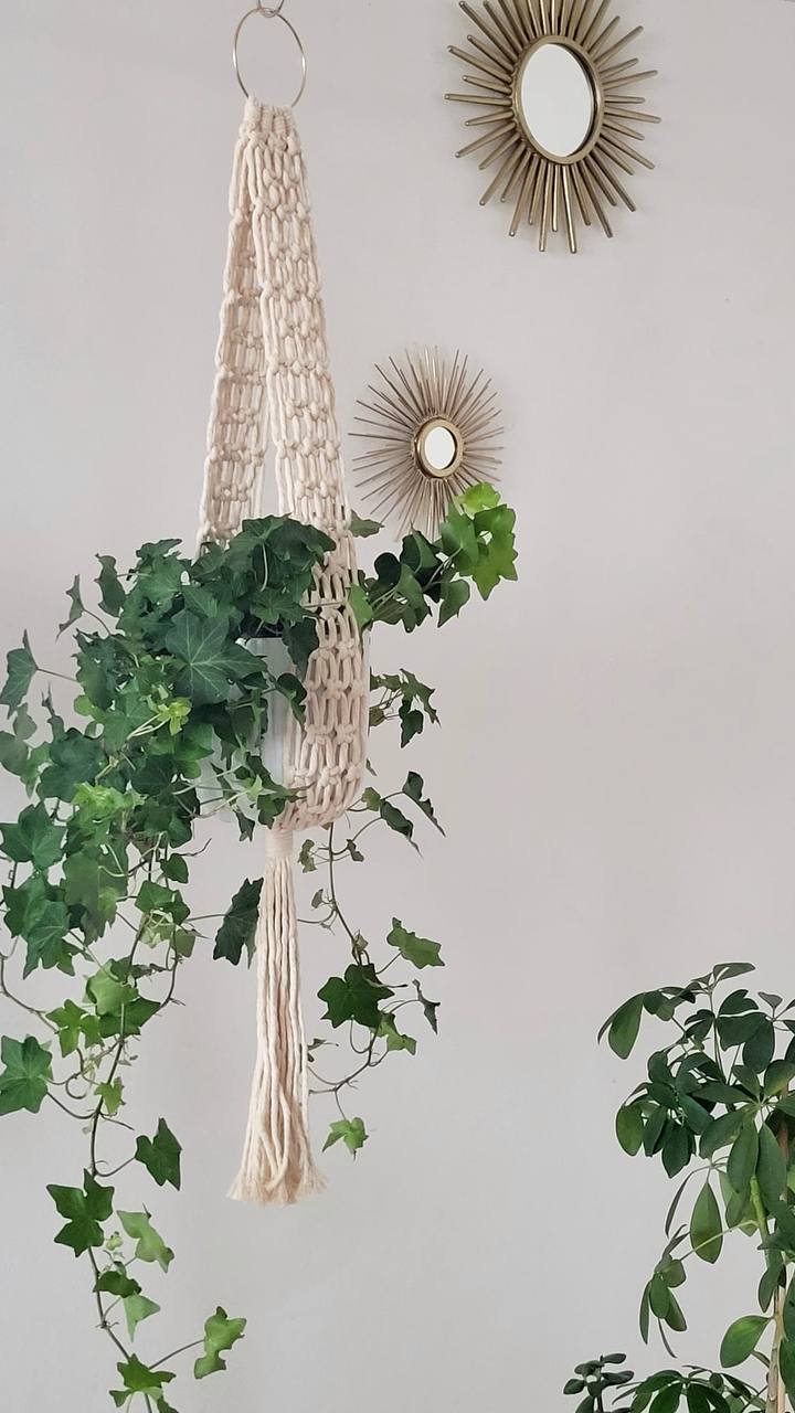 Minimalistisk macramé ampel i neutral ivory